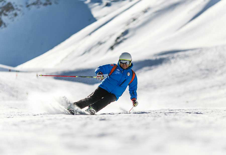 Tipos de giros en el esquí: Mejora tu técnica en SkiFamily