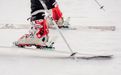 Evita calambres y agujetas al esquiar con estos estiramientos clave para un mejor rendimiento