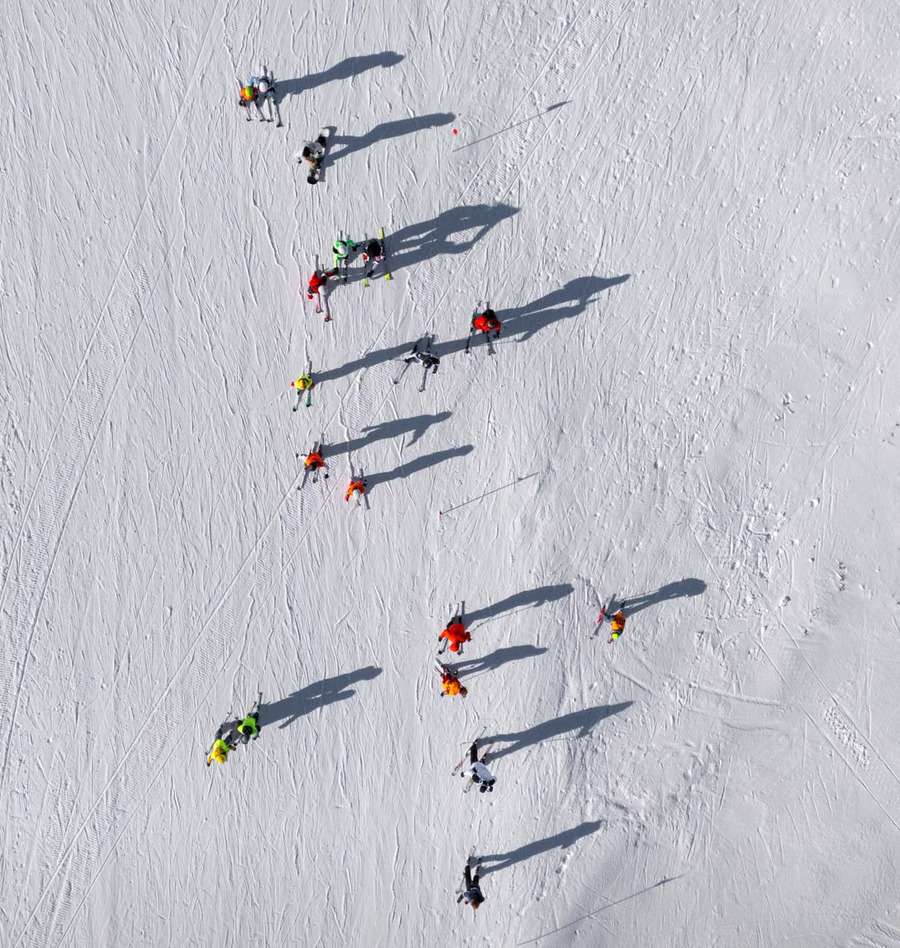 Ilustración de un grupo de esquiadores con su profesor en una montaña nevada